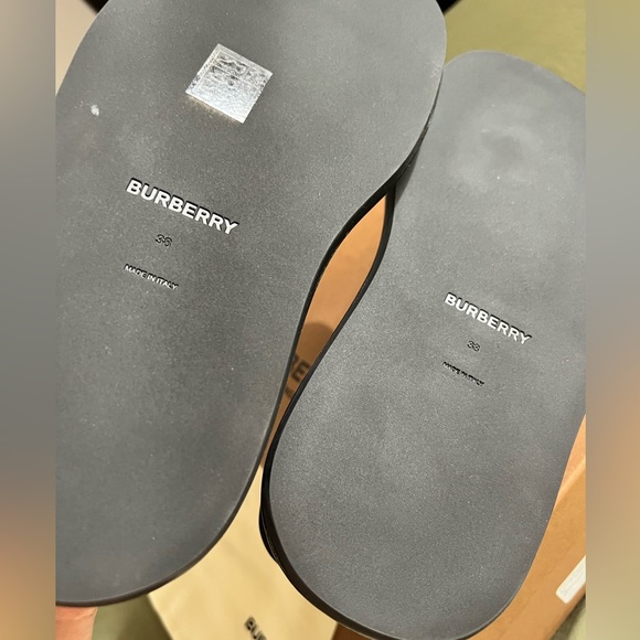 COPY - NEW! BURBERRY
Buckingham Logo Leather Slingback
Sandals - Picture 2 of 6